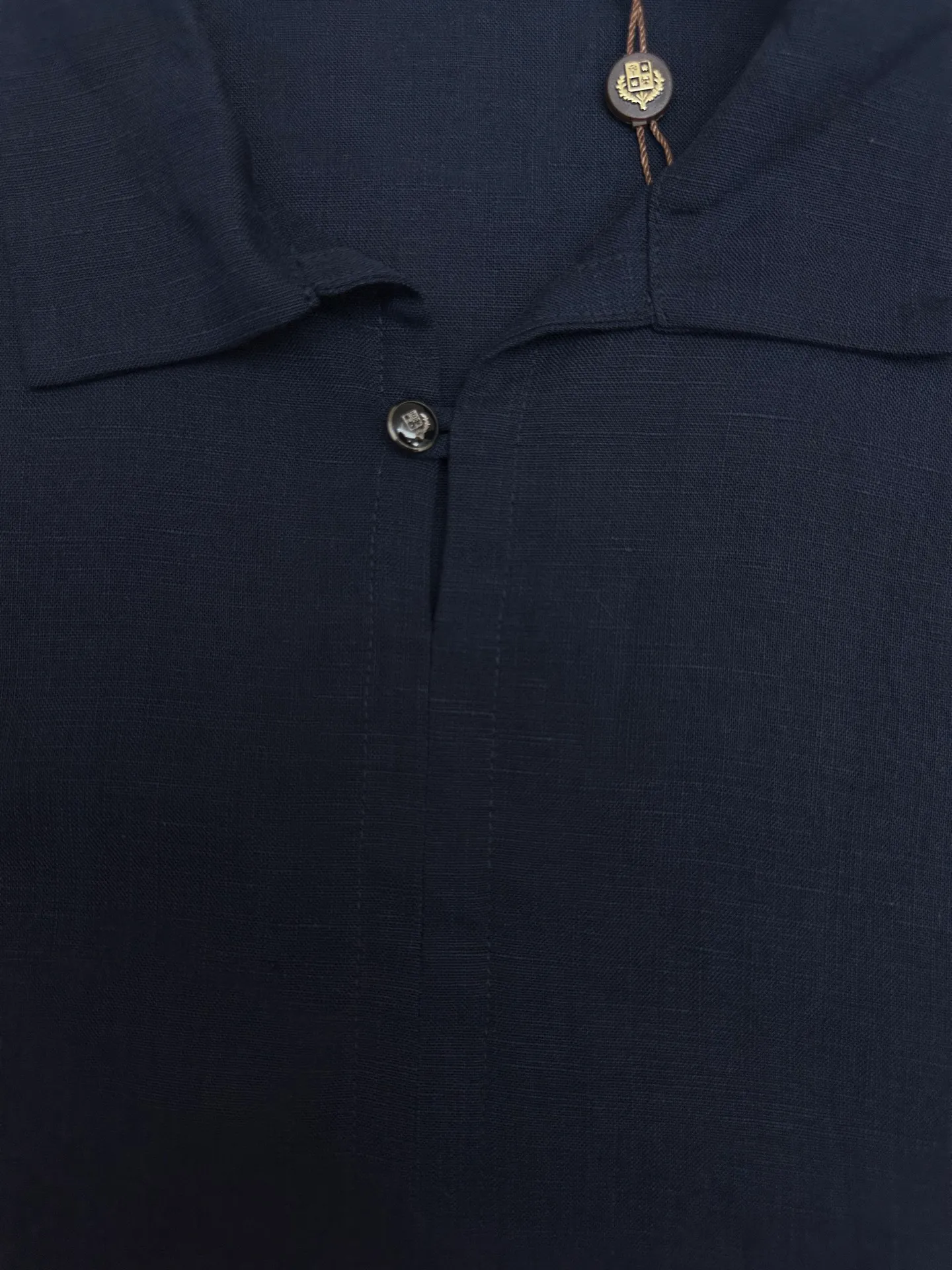 LP 26 New Arrival linen short-sleeved Polo shirt is a light luxury item made in Italy. It features a relaxed and elegant "old money style" tone, and uses simple design and natural fabrics to interpret the high-end feel of summer. The style adopts a Classic small lapel + single-button half placket design, which is neat and casual. It is matched with a slightly loose straight cut and a short-sleeved silhouette, taking into account comfort and neat lines. It does not flatter the body shape and hides the muscles to look slimmer. Available in navy blue and white, it is suitable for a variety of wearing scenarios, whether it is daily casual or light business occasions. The fabric is made of 100% linen, with natural texture and breathable holes. It has excellent moisture absorption and heat dissipation. It is dry and not sweaty when worn in summer, and has a natural drape when worn. It is an ideal choice for summer commuting and vacation. There is no unnecessary decoration on the whole, and the fabric texture and neat tailoring are the key to winning. It is low-key and durable, and can easily create an effortless high-end outfit. Sizes: M.L.XL.XXL.